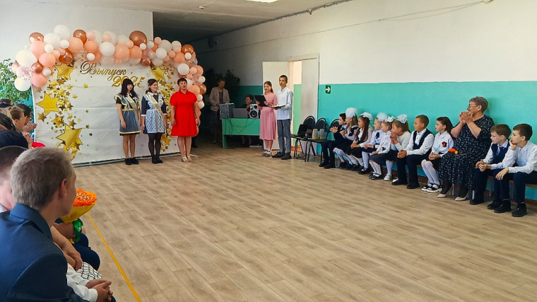 В ООШ с. Николевка - филиал МАОУ СОШ п. Новониколаевский прозвенел Последний звонок..