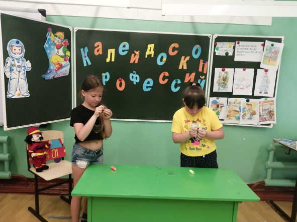 осваивают профессию швеи.